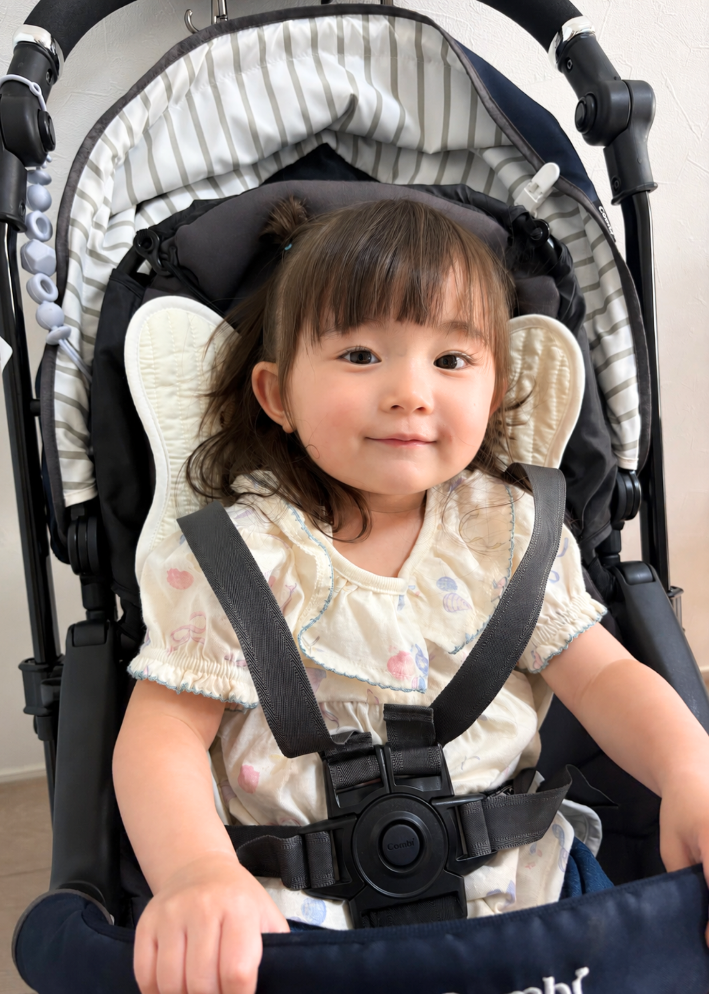 ベビーカーに薄手タイプのベビーカーシートを装着し、赤ちゃんが座っている使用イメージ