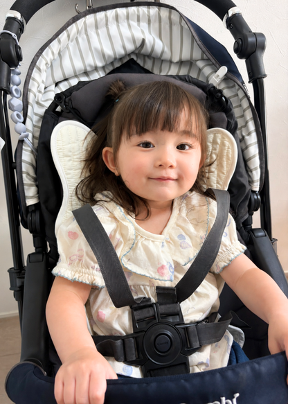 ベビーカーに薄手タイプのベビーカーシートを装着し、赤ちゃんが座っている使用イメージ