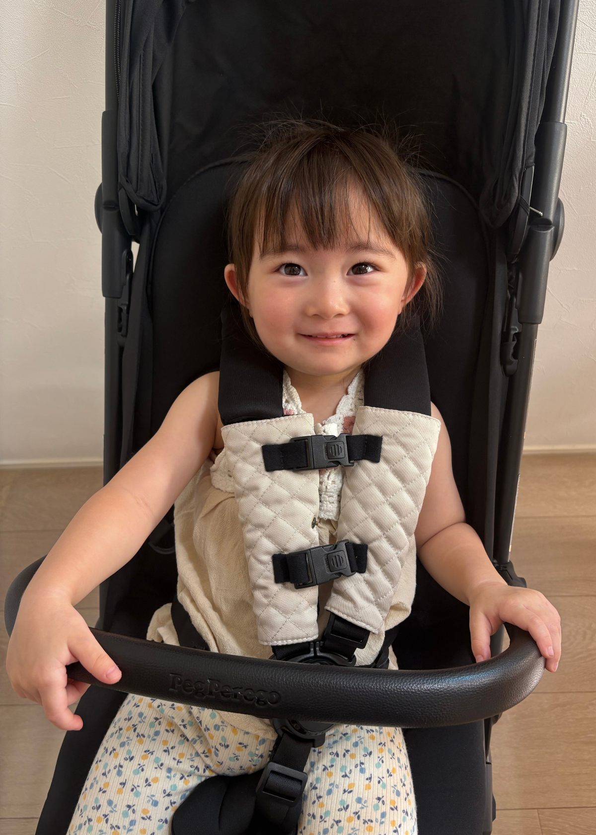 チャイルドシート抜け出し防止ベルトを装着した子どもが車のシートに座っている様子