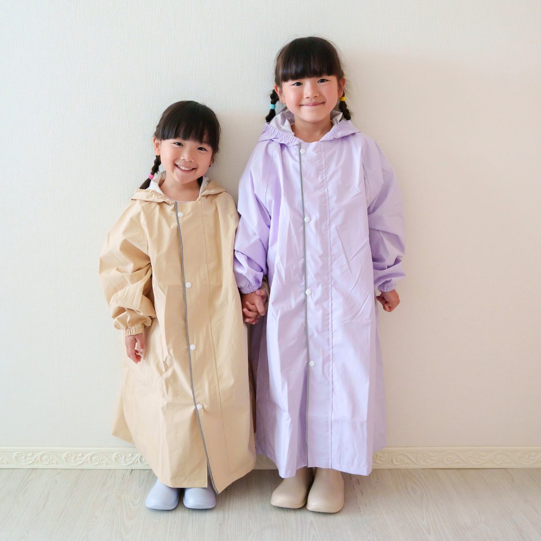 キッズ レインコート ランドセル対応 子供 レインウェア 雨具 防水 通園 通学 小学生 幼稚園 保育園 収納袋付き 反射材 フード付き 透明サンバイザー リュック対応 男の子 女の子 カッパ 撥水 雨の日 おしゃれ
