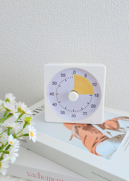 リビングの机に置いた勉強タイマーの使用イメージ。読書や仕事中の時間管理にも使えるシンプルなデザイン