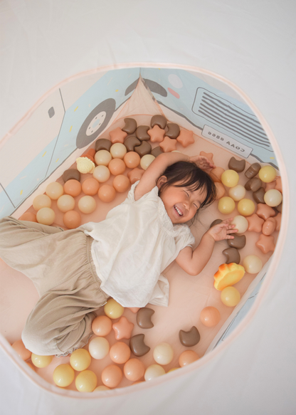 キッズテントの中で子どもがボール遊びをしているイメージ。ゆったり遊べる室内用プレイテント