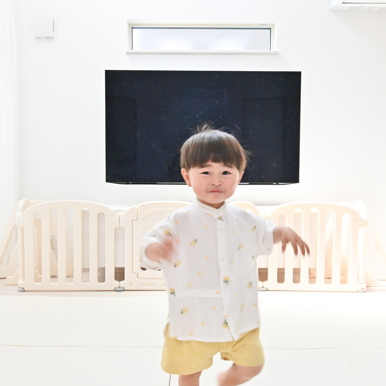 ハーフベビーサークル　自由に形を変えられるサークル　角度調節パネル　赤ちゃんプレイエリア　ベビーセーフティフェンス　拡張縮小可能サークル　外部ロック付きドア　工具不要組み立て　重厚安定台座付き　おしゃれベビーサークル