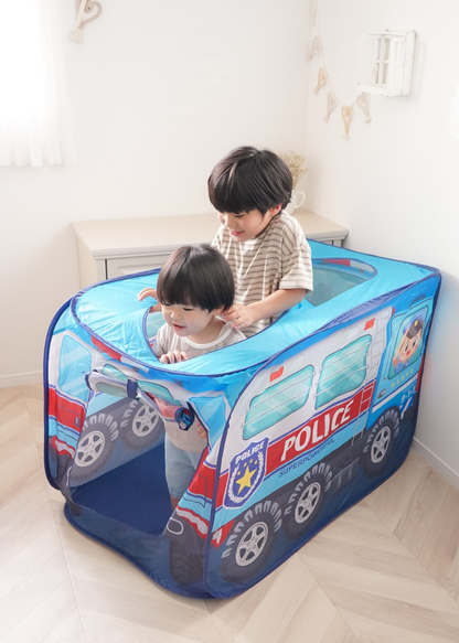 青いパトカーデザインのキッズテントで子ども2人が遊んでいる使用イメージ。兄弟や友達とのごっこ遊びに使えるプレイテント