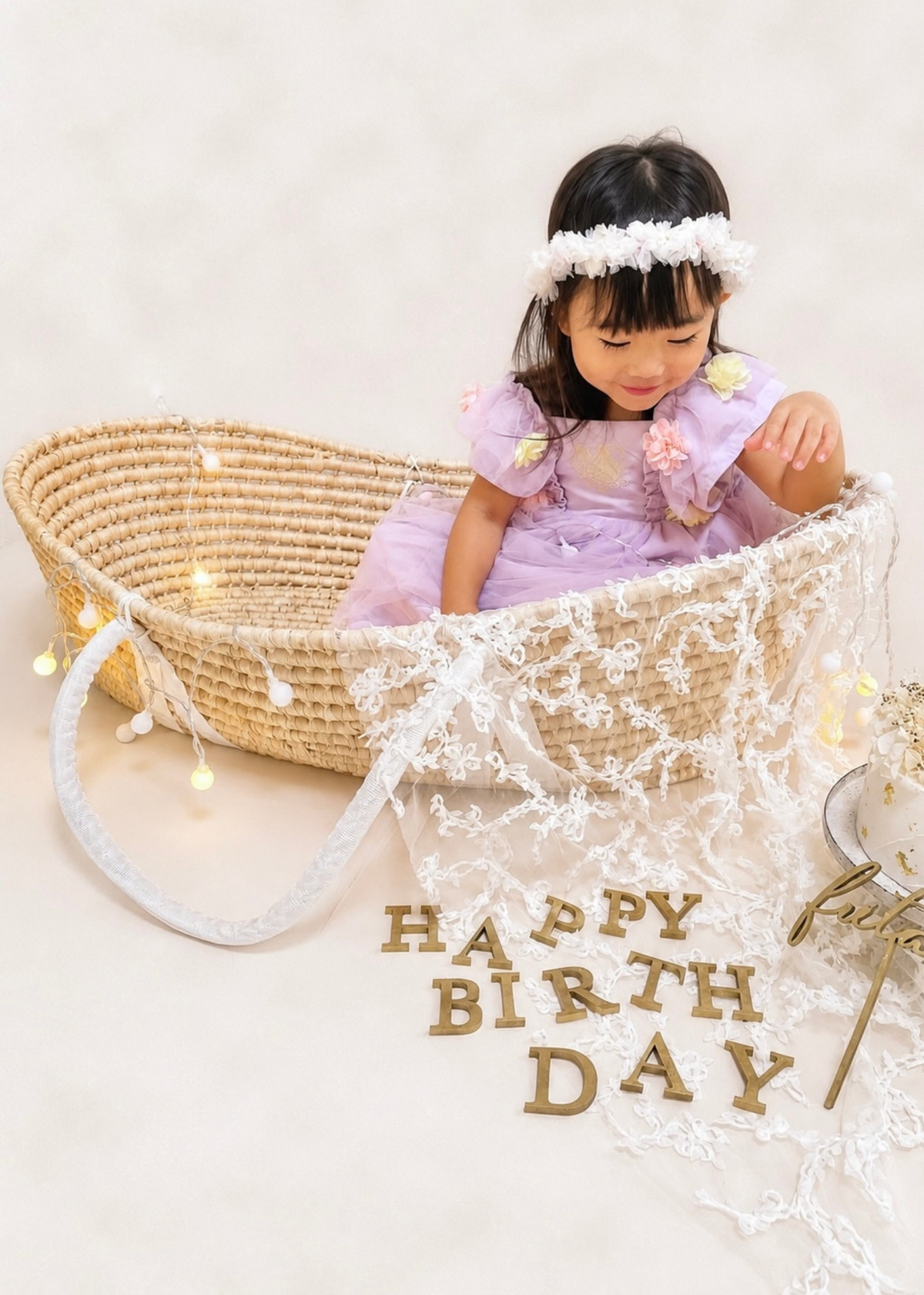 バスケットとバルーンのそばに飾ったイルミネーションライトの誕生日デコレーション