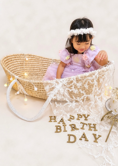 バスケットとバルーンのそばに飾ったイルミネーションライトの誕生日デコレーション