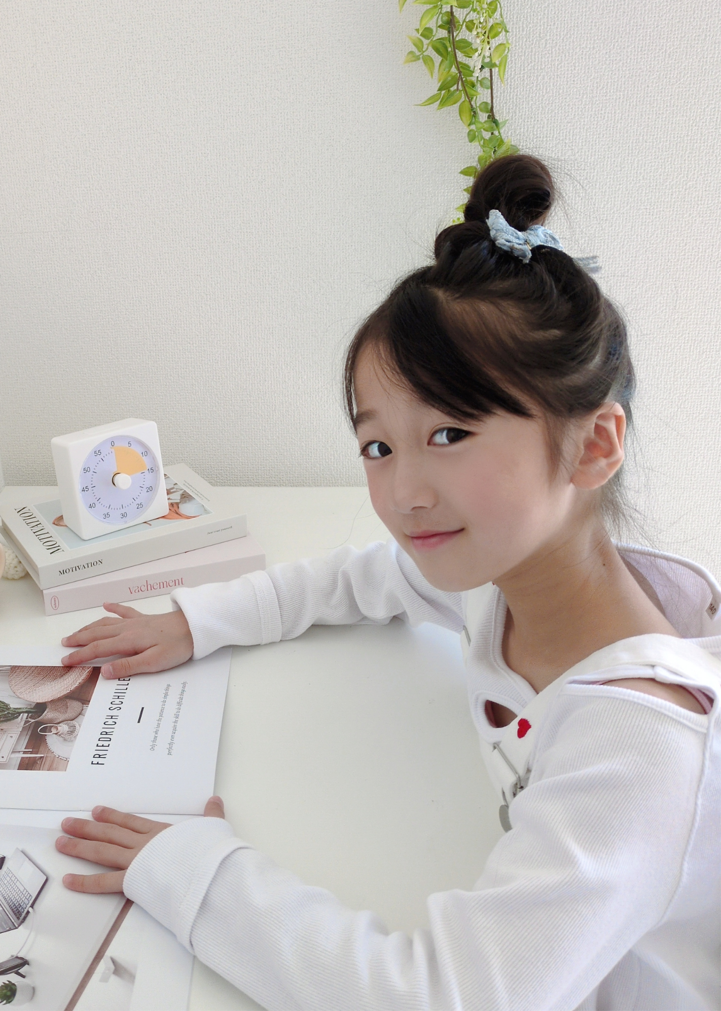 女の子が机で勉強している様子と勉強タイマーの使用イメージ。自分で時間を管理する習慣をサポート
