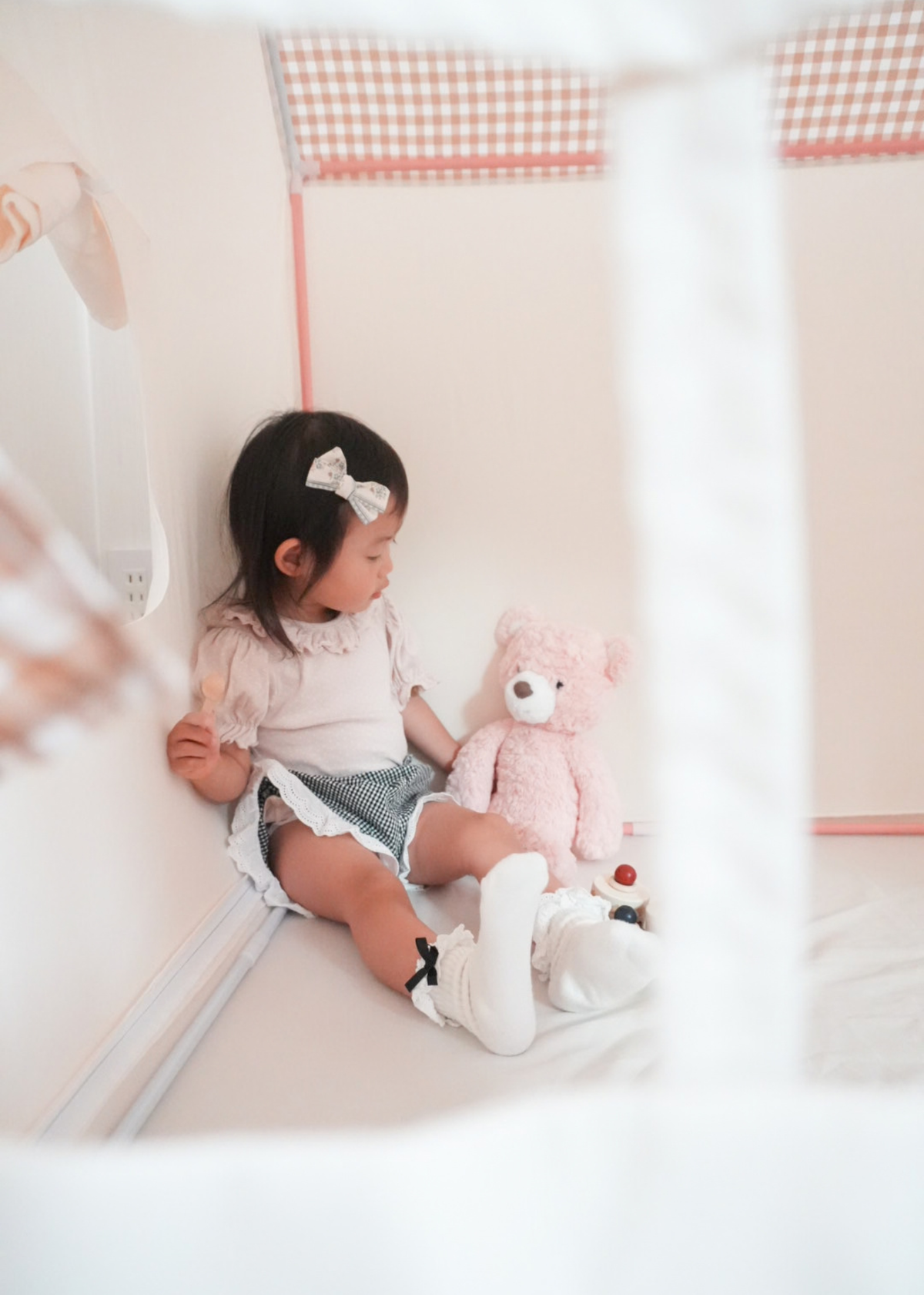 ハウス型キッズテントの中でぬいぐるみと遊ぶ子ども 使用シーン