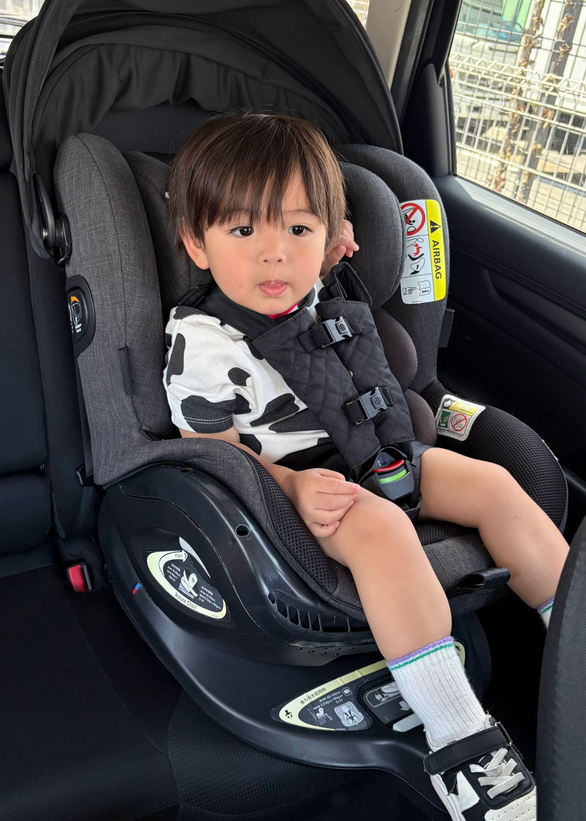 チャイルドシート抜け出し防止ベルトを装着して座っている子どもの使用イメージ