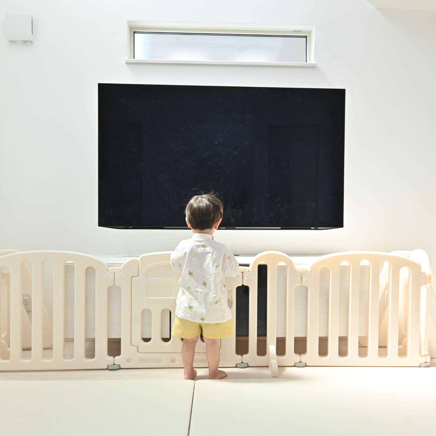 ハーフベビーサークル　自由に形を変えられるサークル　角度調節パネル　赤ちゃんプレイエリア　ベビーセーフティフェンス　拡張縮小可能サークル　外部ロック付きドア　工具不要組み立て　重厚安定台座付き　おしゃれベビーサークル