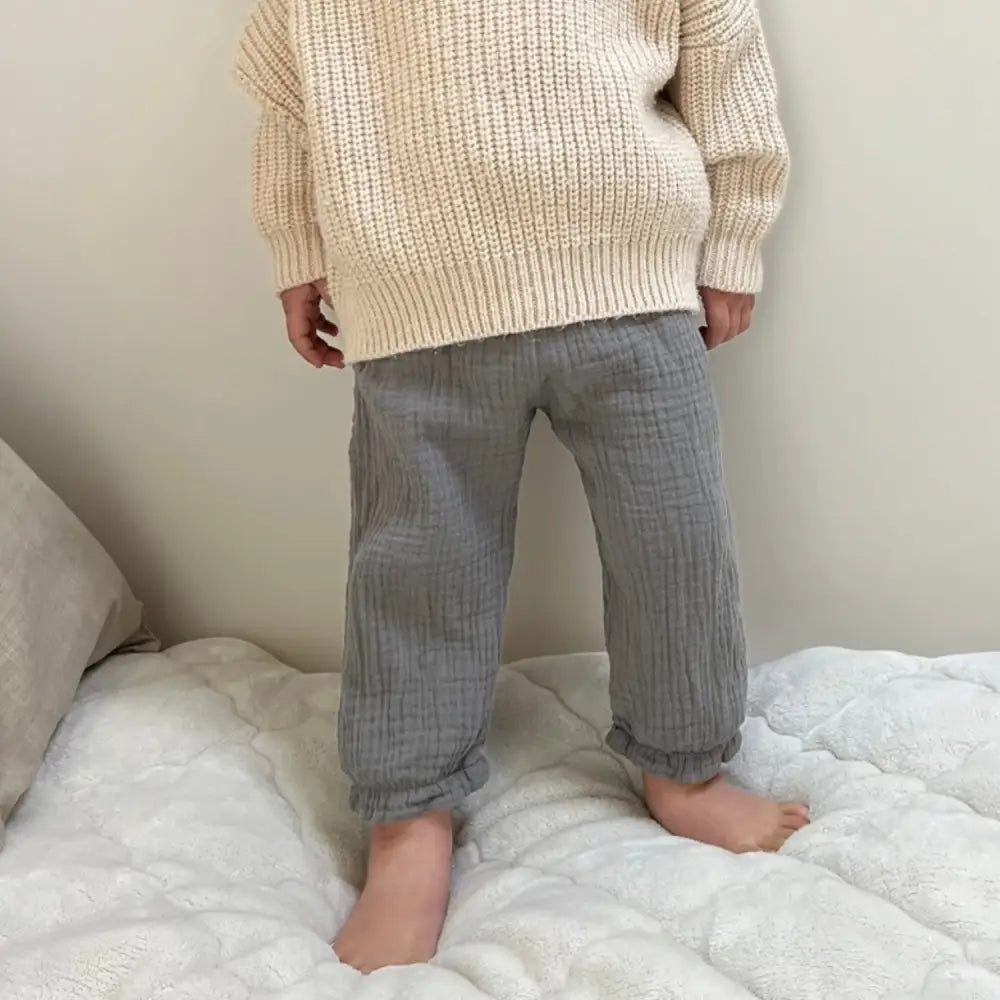 ベビーパンツ　ガーゼ素材長ズボン　通気性抜群ボトムス　夏用ベビーボトム　虫よけ対策ズボン　あせも予防パンツ　裾ゴム入りズボン　日焼け防止ベビーパンツ　ナチュラルカラー子ども服　男女兼用ガーゼパンツ