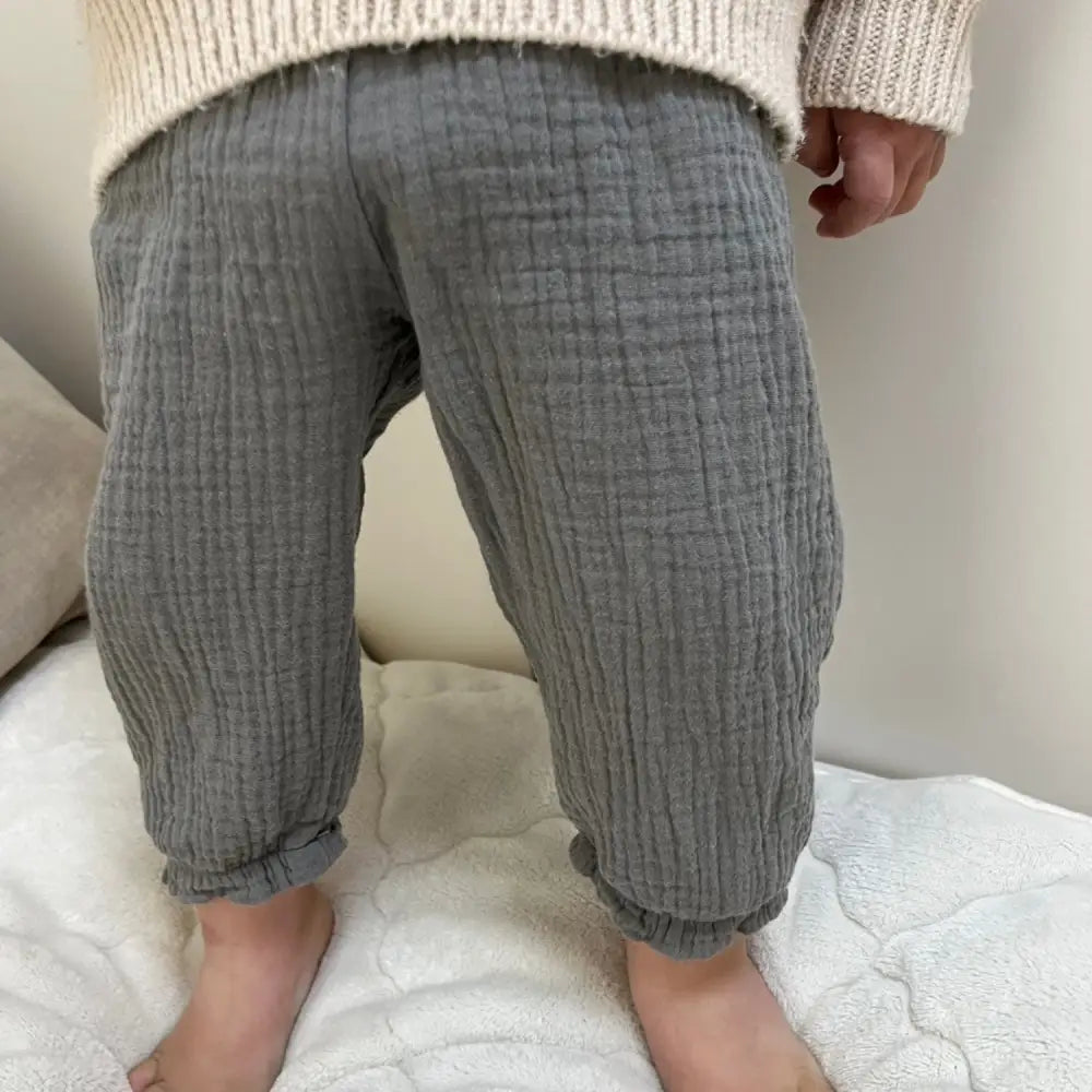 ベビーパンツ　ガーゼ素材長ズボン　通気性抜群ボトムス　夏用ベビーボトム　虫よけ対策ズボン　あせも予防パンツ　裾ゴム入りズボン　日焼け防止ベビーパンツ　ナチュラルカラー子ども服　男女兼用ガーゼパンツ