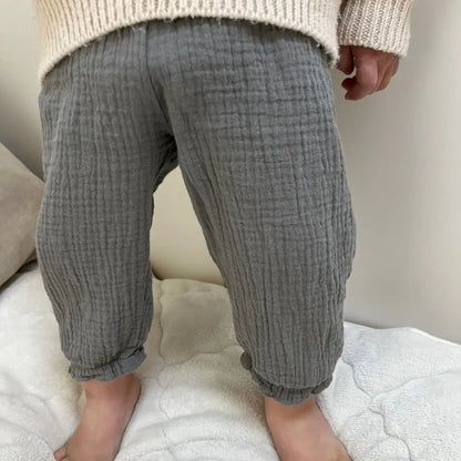 ベビーパンツ　ガーゼ素材長ズボン　通気性抜群ボトムス　夏用ベビーボトム　虫よけ対策ズボン　あせも予防パンツ　裾ゴム入りズボン　日焼け防止ベビーパンツ　ナチュラルカラー子ども服　男女兼用ガーゼパンツ