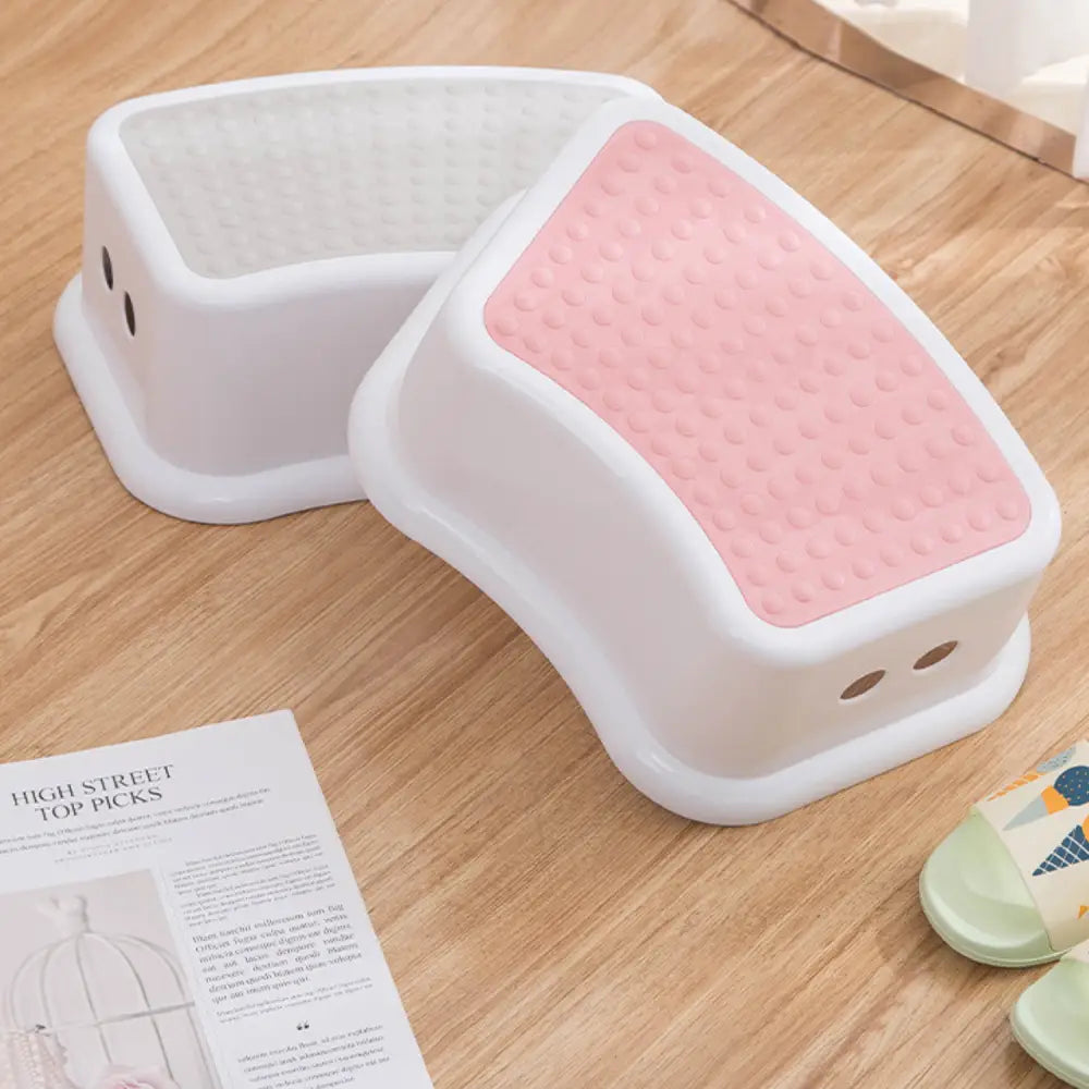 子ども用踏み台　キッズステップ　自立心を育むステップ台　トイレトレーニング補助台　洗面所踏み台　滑り止め付き踏み台　軽量持ち運びやすいステップ　省スペース収納スツール　安定感抜群の子供用台　お手伝いサポート台