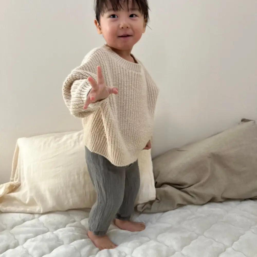 ベビーパンツ　ガーゼ素材長ズボン　通気性抜群ボトムス　夏用ベビーボトム　虫よけ対策ズボン　あせも予防パンツ　裾ゴム入りズボン　日焼け防止ベビーパンツ　ナチュラルカラー子ども服　男女兼用ガーゼパンツ