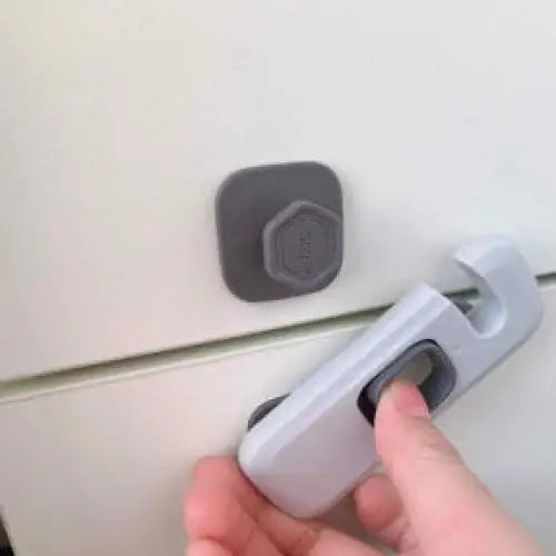 キャビネット用チャイルドロック　扉用　5個セット ドアストッパー チャイルドロック 赤ちゃん ベビー 戸口ロック ベビーガード 扉 ドア ロック 開き戸 ストッパー いたずら防止 安全ロック セーフティーグッズ ベビー用品 地震 冷蔵庫 引き出し 引き戸 戸棚　冷蔵庫 開き戸をロック 観音開き　観音扉　インテリア　おしゃれ　360°対応