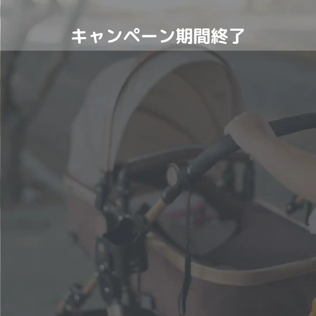 茶色のバシネットと薄い色のキャノピーを備えたベビー用ベビーカー。