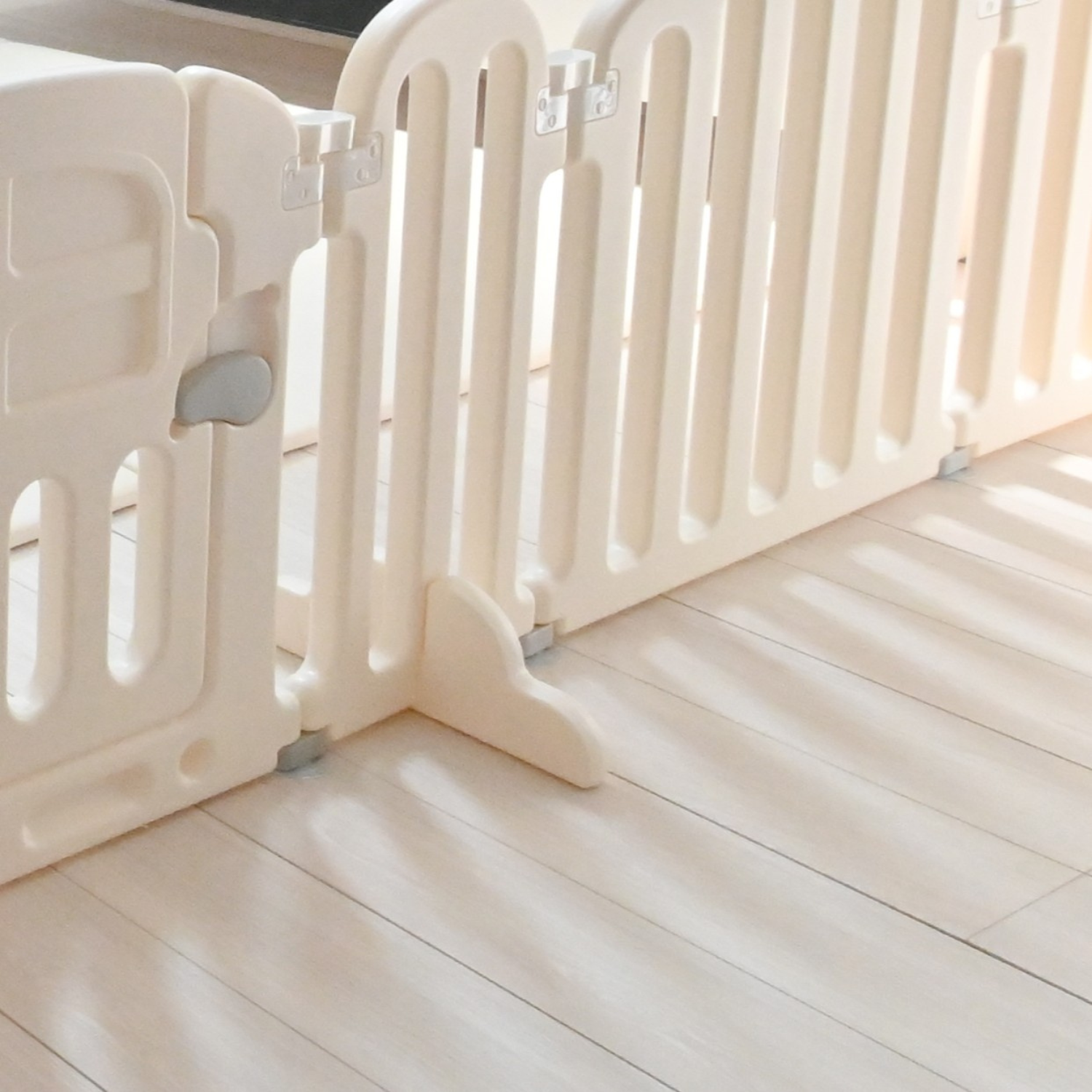 ハーフベビーサークル　自由に形を変えられるサークル　角度調節パネル　赤ちゃんプレイエリア　ベビーセーフティフェンス　拡張縮小可能サークル　外部ロック付きドア　工具不要組み立て　重厚安定台座付き　おしゃれベビーサークル