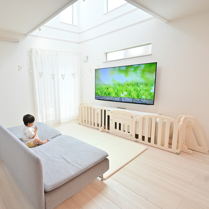 ハーフベビーサークル　自由に形を変えられるサークル　角度調節パネル　赤ちゃんプレイエリア　ベビーセーフティフェンス　拡張縮小可能サークル　外部ロック付きドア　工具不要組み立て　重厚安定台座付き　おしゃれベビーサークル