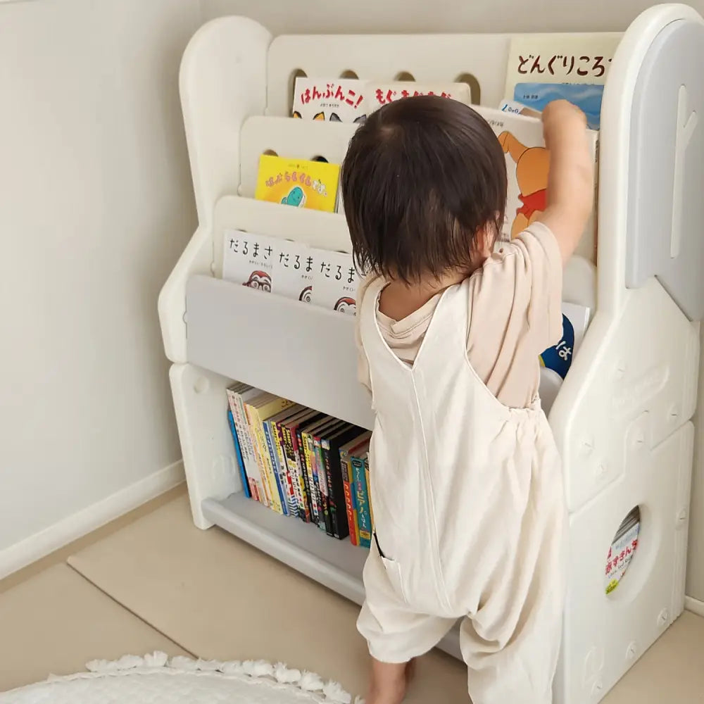 絵本ラック　表紙が見える本棚　子ども用ブックシェルフ　おもちゃ収納付き本棚　自発的読書サポートラック　厚み対応絵本収納　本とおもちゃ収納ラック　軽量プラスチック本棚　子ども部屋インテリアラック　見せる収納ブックラック