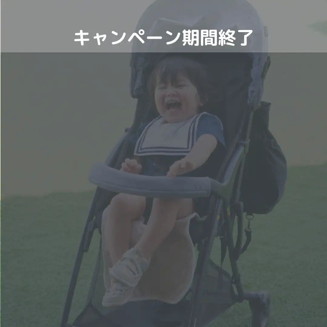 黒いフレームと灰色のシートを備えたベビーカーが、屋外使用に適しています。