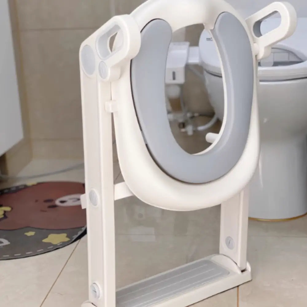 トイレトレーニング補助便座　ステップ付き補助便座　高さ調整可能トイトレ補助便座　折りたたみ式子ども便座　安定感抜群トイレステップ　滑り止め付き補助トイレ　角度調整可能トイレステップ　自立練習用便座　省スペース設計補助便座　子ども用トイレトレーニングチェア