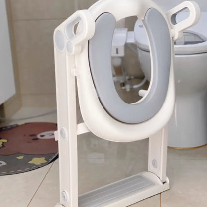 トイレトレーニング補助便座　ステップ付き補助便座　高さ調整可能トイトレ補助便座　折りたたみ式子ども便座　安定感抜群トイレステップ　滑り止め付き補助トイレ　角度調整可能トイレステップ　自立練習用便座　省スペース設計補助便座　子ども用トイレトレーニングチェア