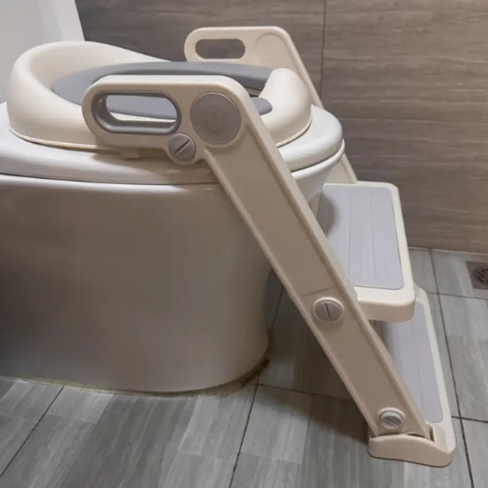 トイレトレーニング補助便座　ステップ付き補助便座　高さ調整可能トイトレ補助便座　折りたたみ式子ども便座　安定感抜群トイレステップ　滑り止め付き補助トイレ　角度調整可能トイレステップ　自立練習用便座　省スペース設計補助便座　子ども用トイレトレーニングチェア