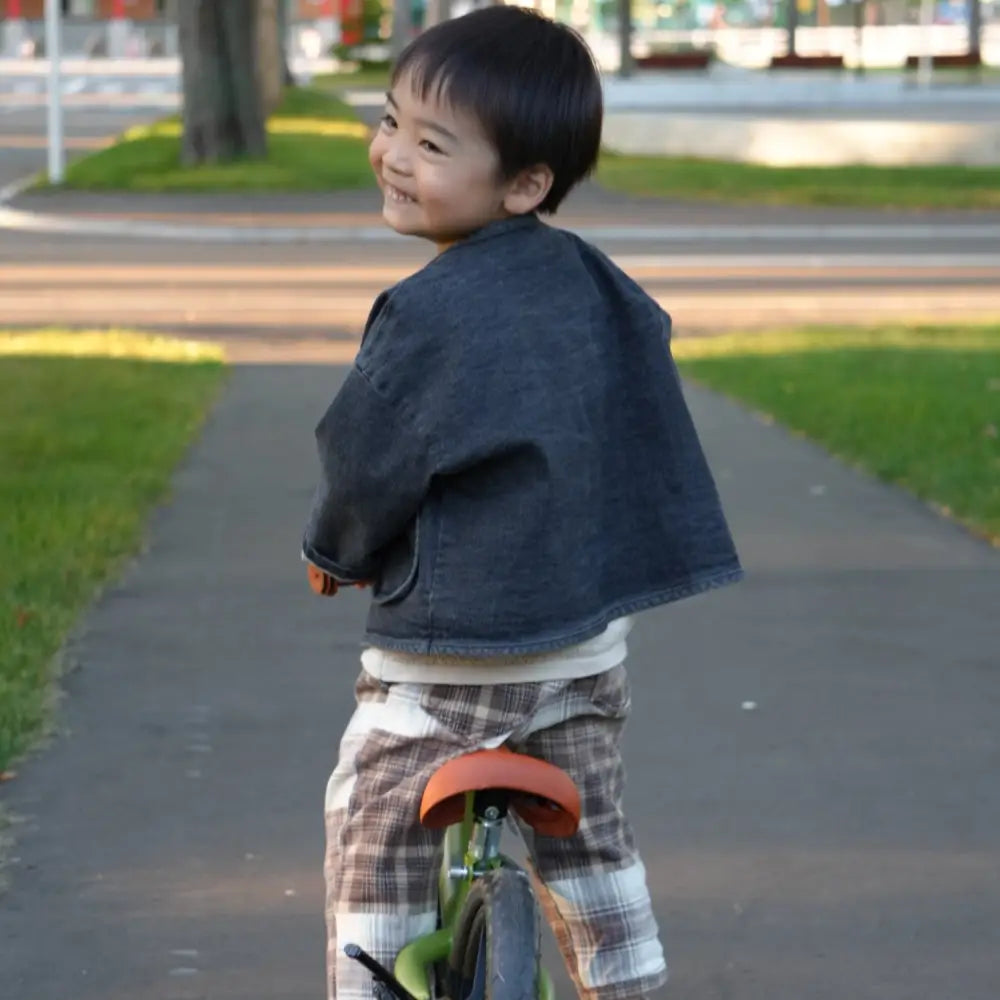 キックバイク 子供用バランスバイク 軽量2.2kg EVAタイヤ メンテナンス不要 360度回転ハンドル 三輪車 トレーニングバイク 室内外兼用 安全設計