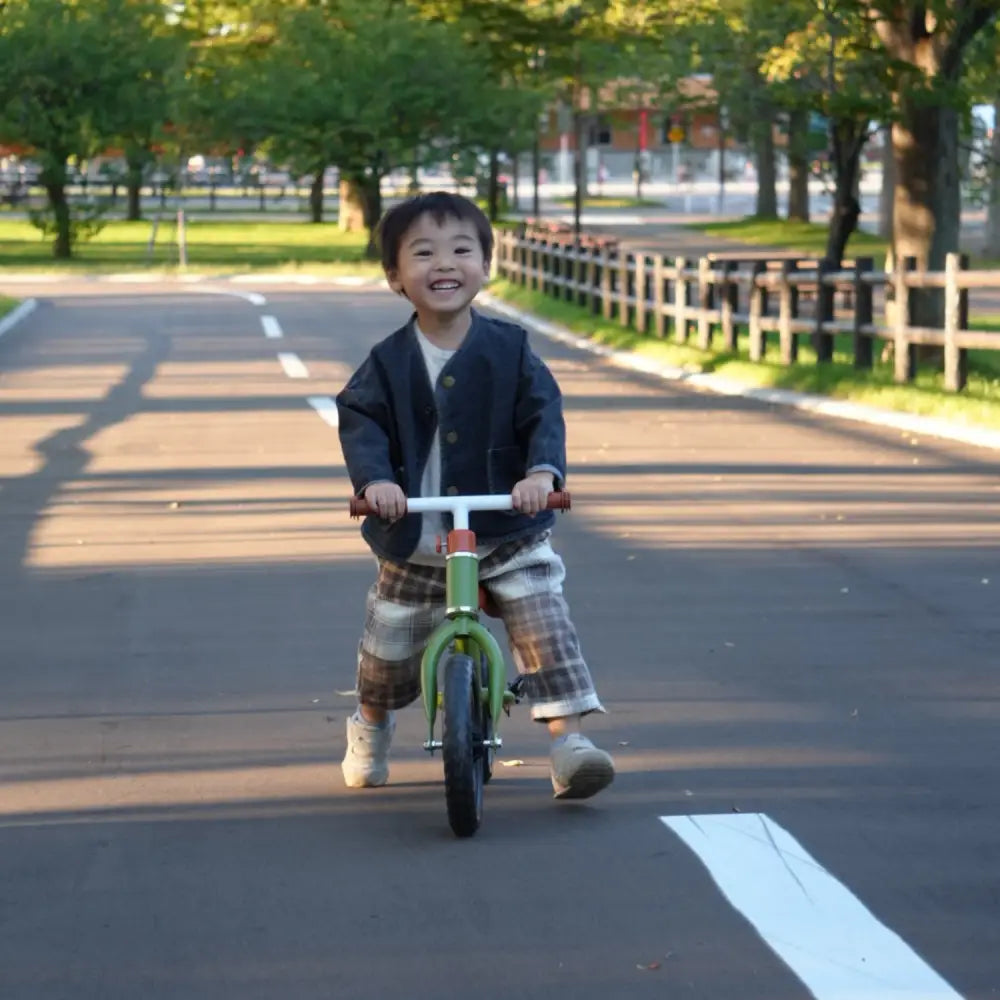 キックバイク 子供用バランスバイク 軽量2.2kg EVAタイヤ メンテナンス不要 360度回転ハンドル 三輪車 トレーニングバイク 室内外兼用 安全設計