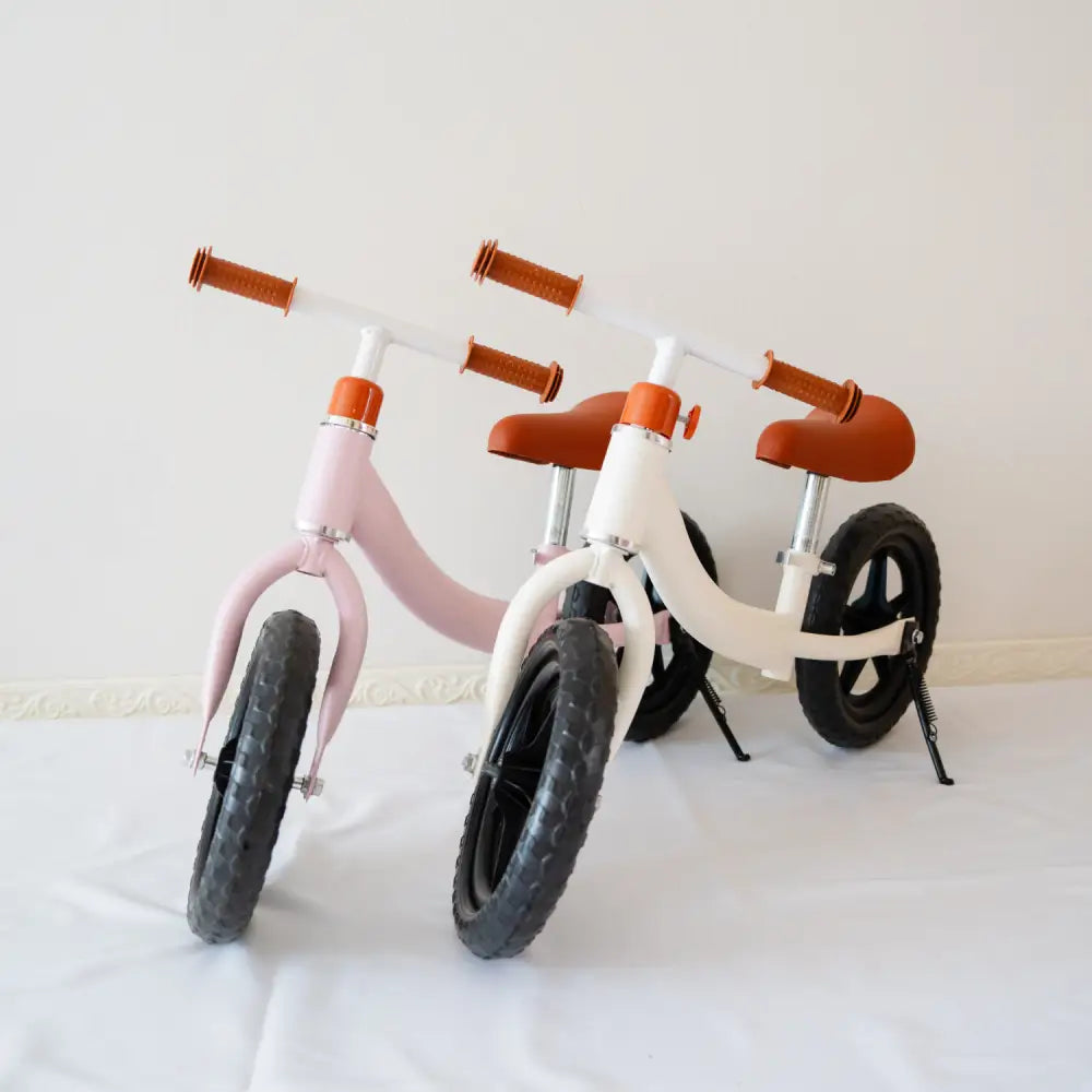 キックバイク 子供用バランスバイク 軽量2.2kg EVAタイヤ メンテナンス不要 360度回転ハンドル 三輪車 トレーニングバイク 室内外兼用 安全設計