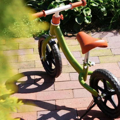 キックバイク 子供用バランスバイク 軽量2.2kg EVAタイヤ メンテナンス不要 360度回転ハンドル 三輪車 トレーニングバイク 室内外兼用 安全設計