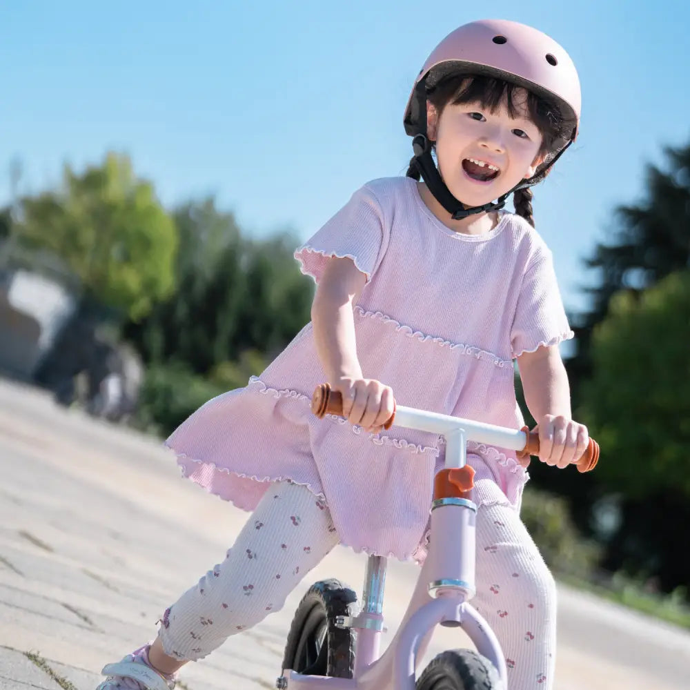 キックバイク 子供用バランスバイク 軽量2.2kg EVAタイヤ メンテナンス不要 360度回転ハンドル 三輪車 トレーニングバイク 室内外兼用 安全設計