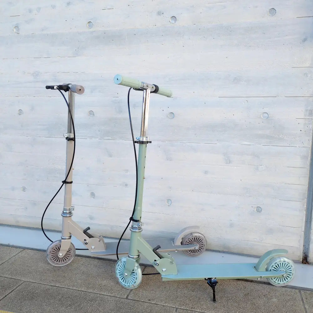 キッズスクーター 子供用 キックスクーター LEDホイール 折りたたみ式 高さ調節 軽量設計 外遊び 通学 公園 安全ブレーキ スタンド付き 持ち運び便利 収納可能 成長対応