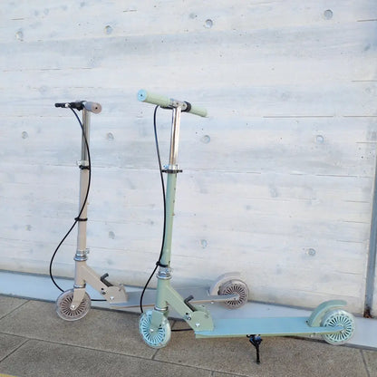 キッズスクーター 子供用 キックスクーター LEDホイール 折りたたみ式 高さ調節 軽量設計 外遊び 通学 公園 安全ブレーキ スタンド付き 持ち運び便利 収納可能 成長対応