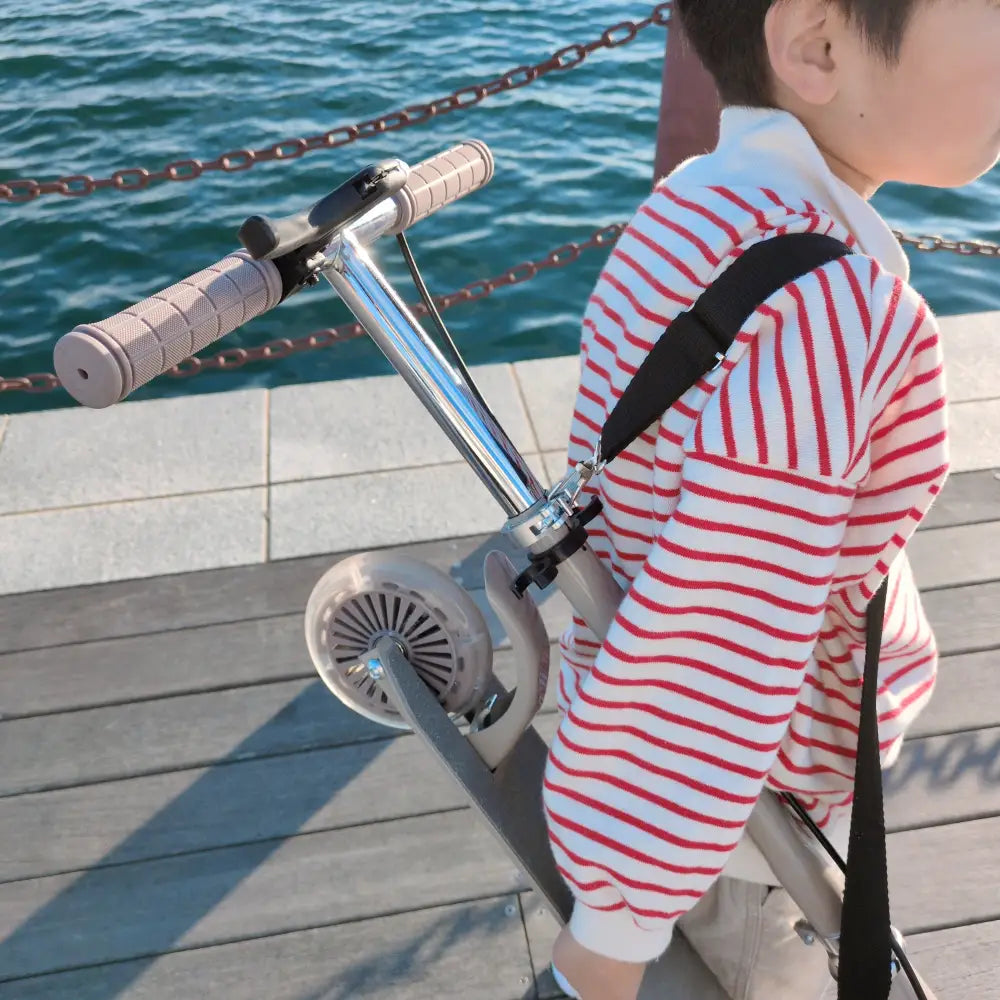 キッズスクーター 子供用 キックスクーター LEDホイール 折りたたみ式 高さ調節 軽量設計 外遊び 通学 公園 安全ブレーキ スタンド付き 持ち運び便利 収納可能 成長対応