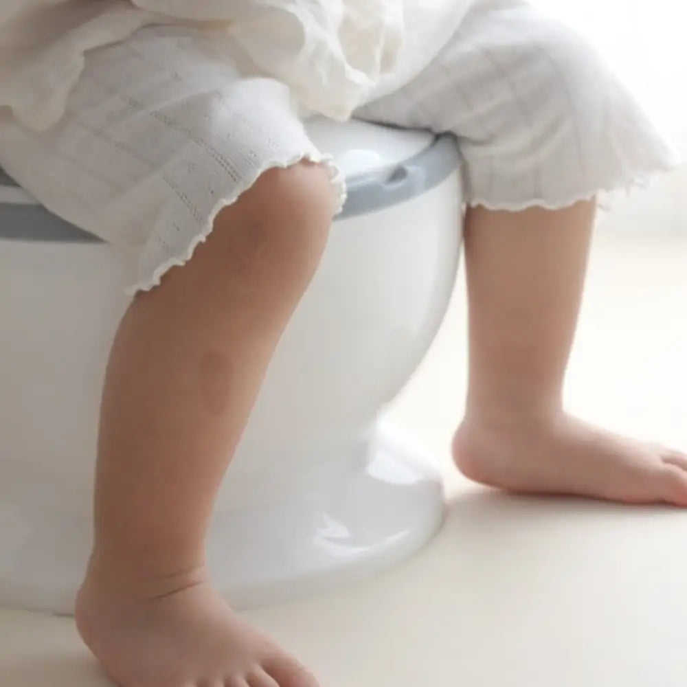 子ども用トイレ　トイレトレーニングおまる　リアルデザインおまる　トイレ練習玩具　こどもトイレしつけ　フタ付きおまる　流水音付きトイレおもちゃ　滑り止め付きベビートイレ　取り外し可能おまるポット　やわらか便座おまる