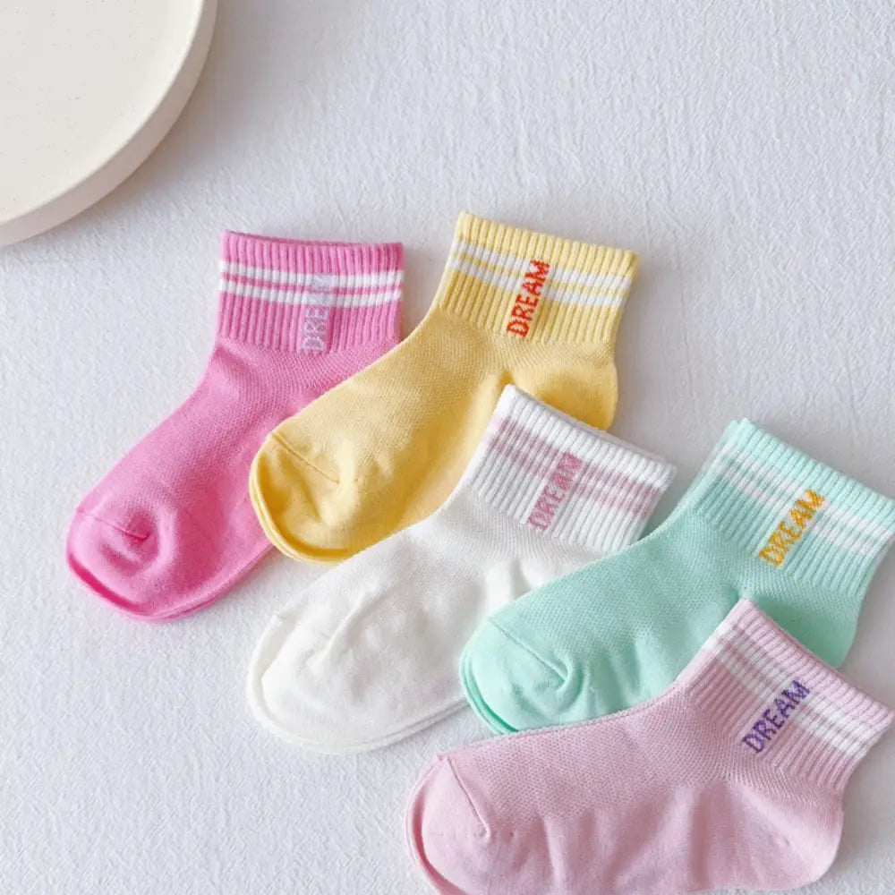 キッズソックス　通気性抜群靴下　子ども用コットンソックス　速乾性キッズ靴下　柔らか素材ソックス　伸縮性フィット靴下　おしゃれ子ども靴下　蒸れにくいベビーソックス　快適履き心地ソックス　カラーバリエーション豊富靴下