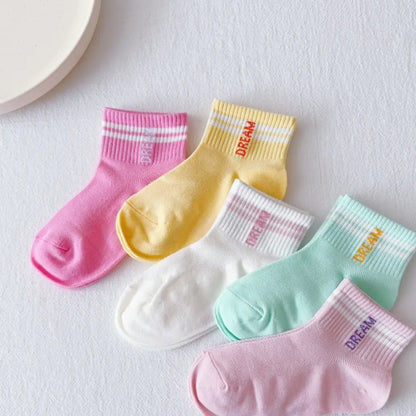 キッズソックス　通気性抜群靴下　子ども用コットンソックス　速乾性キッズ靴下　柔らか素材ソックス　伸縮性フィット靴下　おしゃれ子ども靴下　蒸れにくいベビーソックス　快適履き心地ソックス　カラーバリエーション豊富靴下