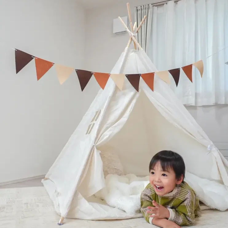 北欧カラー テント型キッズスペース くすみカラー グレー モカ ベージュ アイボリー 小窓付き 通気性 安心設計 秘密基地 クッション付き 洗えるクッション 弾力クッション ポリエステル綿混紡 耐久性 軽量素材 シワになりにくい ホルムアルデヒド検査済み 天然パイン材 フレーム 安定構造 滑り止めキャップ付き キッズテント 室内遊び場 インテリアに馴染む