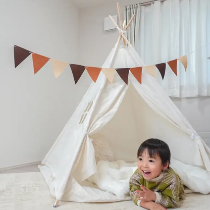 北欧カラー テント型キッズスペース くすみカラー グレー モカ ベージュ アイボリー 小窓付き 通気性 安心設計 秘密基地 クッション付き 洗えるクッション 弾力クッション ポリエステル綿混紡 耐久性 軽量素材 シワになりにくい ホルムアルデヒド検査済み 天然パイン材 フレーム 安定構造 滑り止めキャップ付き キッズテント 室内遊び場 インテリアに馴染む
