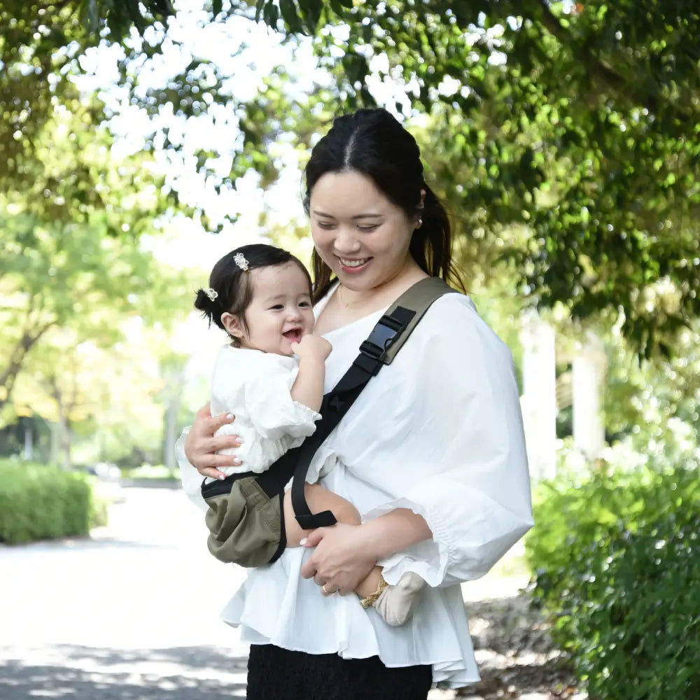 2wayショルダーバッグ ヒップシート 抱っこ補助バッグ 子育てバッグ 軽量340g 肩パッド付き 腰ベルト付き メッシュガード 安全バックル 二重ロック 収納力あり スマホ収納 ペットボトル収納 パパママ用 男女兼用 お出かけ便利アイテム 抱っこ疲れ軽減 コンパクト設計 スタイリッシュデザイン