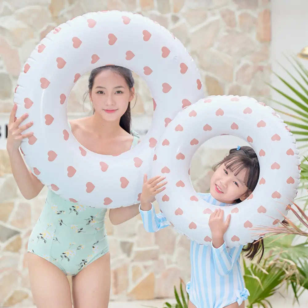 浮き輪　レトロデザイン浮き輪　SNS映えプールグッズ　家族お揃い浮き輪　くすみカラー夏アイテム　コンパクト収納浮き輪　ベビーキッズ大人兼用浮き輪　おしゃれビーチグッズ　アームリングセット浮き輪　夏レジャー必需品