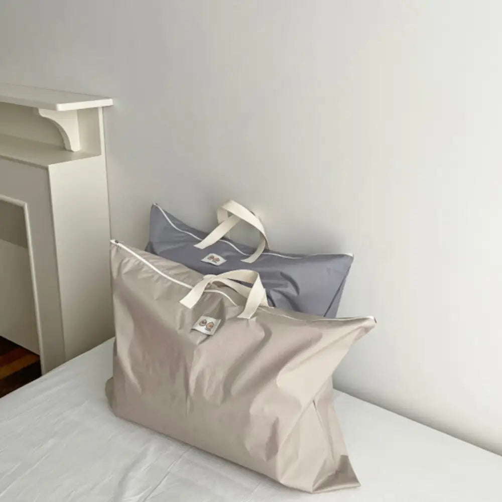 お昼寝布団バッグ　撥水素材バッグ　大容量トートバッグ　保育園用布団バッグ　幼稚園お昼寝グッズ　肩掛けトートバッグ　シンプルデザイン布団袋　グレー＆ベージュバッグ　汚れに強い収納バッグ　ベビー寝具持ち運びバッグ