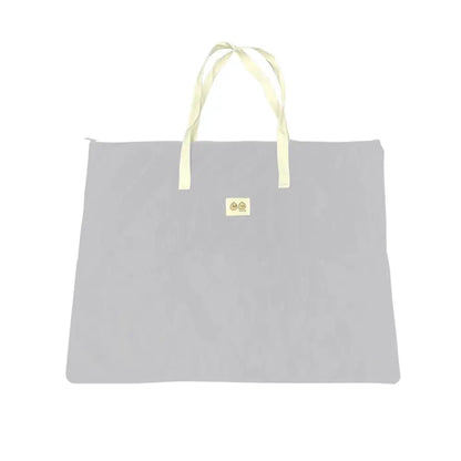 お昼寝布団バッグ　撥水素材バッグ　大容量トートバッグ　保育園用布団バッグ　幼稚園お昼寝グッズ　肩掛けトートバッグ　シンプルデザイン布団袋　グレー＆ベージュバッグ　汚れに強い収納バッグ　ベビー寝具持ち運びバッグ