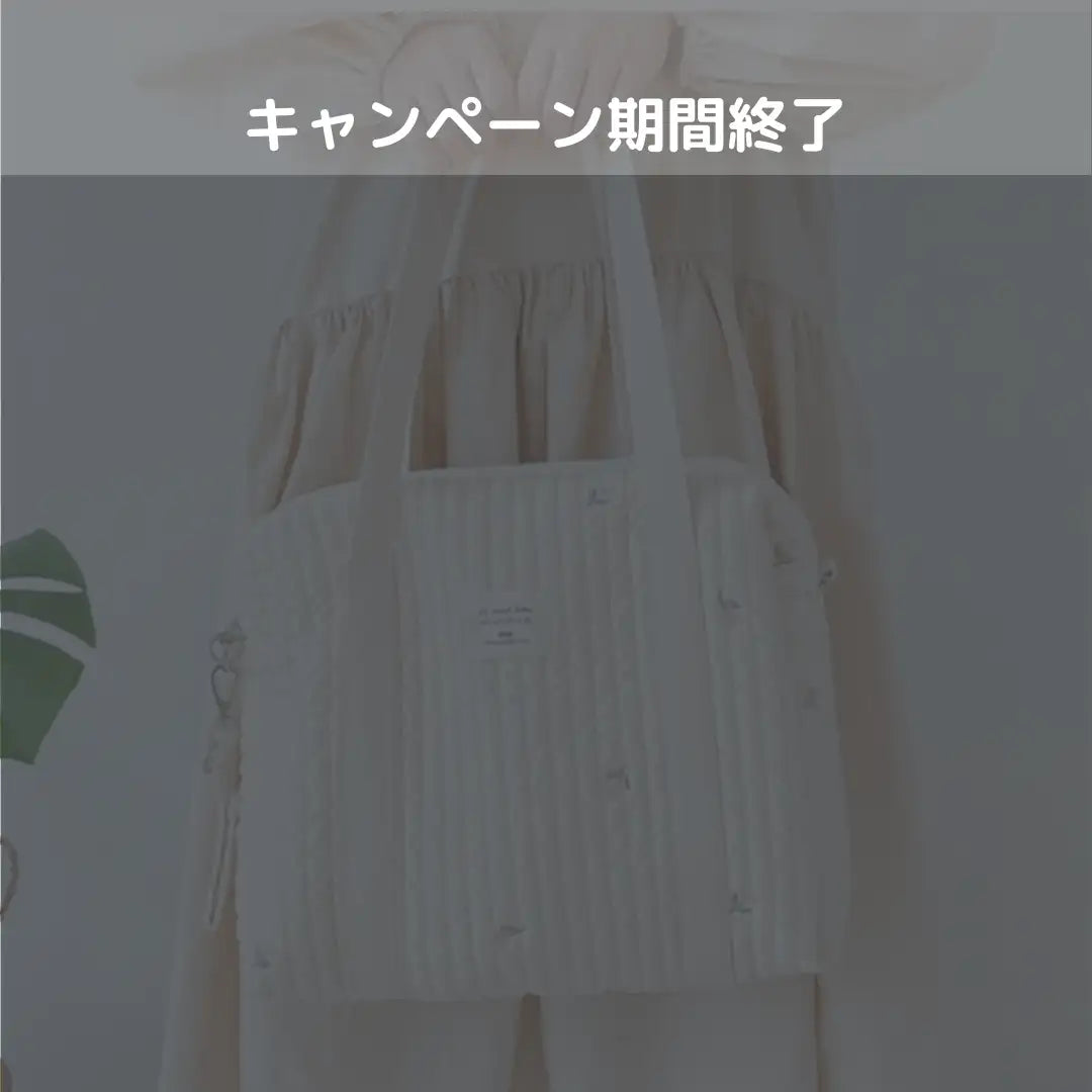 前面にミニマリストなラベル付きの白いリブ付きキャンバストートバッグ