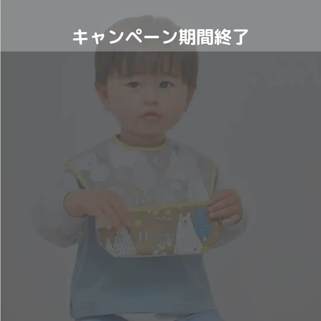 黄色の縁取りがある青と白のストライプシャツ