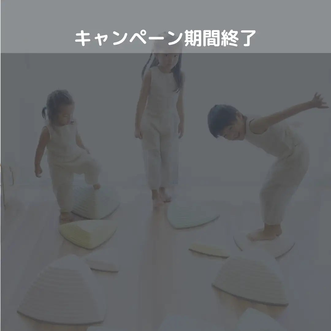 曲がった縁と柔らかい質感の、白いサーフボード型のクッションで、快適さを目的に設計されています。