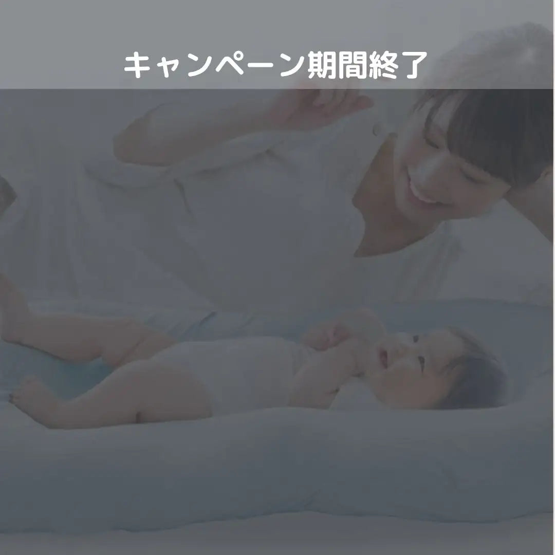 柔らかいライトブルーのベビーバスで、優しい曲線と滑らかなエッジ。