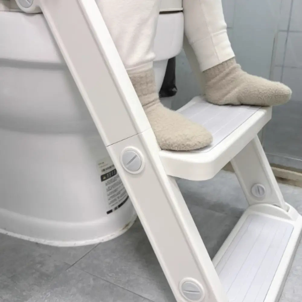 トイレトレーニング補助便座　ステップ付き補助便座　高さ調整可能トイトレ補助便座　折りたたみ式子ども便座　安定感抜群トイレステップ　滑り止め付き補助トイレ　角度調整可能トイレステップ　自立練習用便座　省スペース設計補助便座　子ども用トイレトレーニングチェア